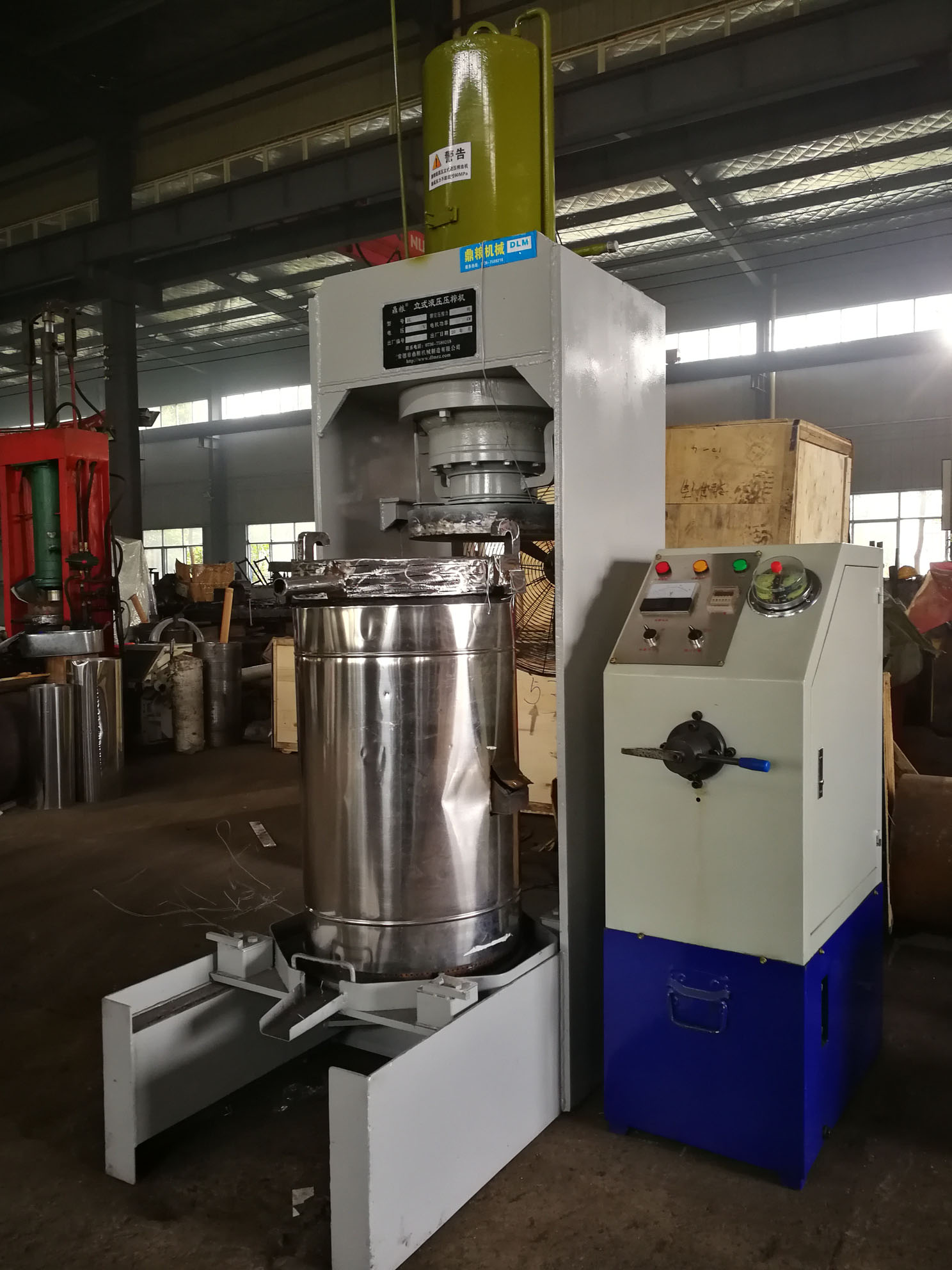 不銹鋼超高壓立式液壓壓榨機(jī)，果汁壓榨機(jī)，果渣壓榨機(jī)，藥材壓榨，油渣處理，白土壓榨